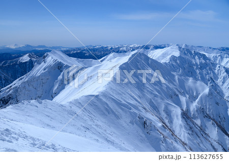 谷川岳から見る主稜線の山並み・雪山 谷川岳から見る主稜線の山並み・雪山 113627655