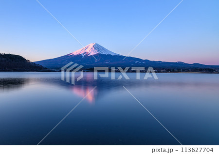 山梨県・河口湖から見る逆さ紅富士(夜明け) 山梨県・河口湖から見る逆さ紅富士(夜明け) 113627704