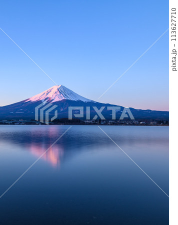 山梨県・河口湖から見る逆さ紅富士(夜明け) 山梨県・河口湖から見る逆さ紅富士(夜明け) 113627710