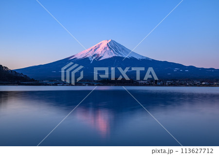 山梨県・河口湖から見る逆さ紅富士（夜明け） 113627712