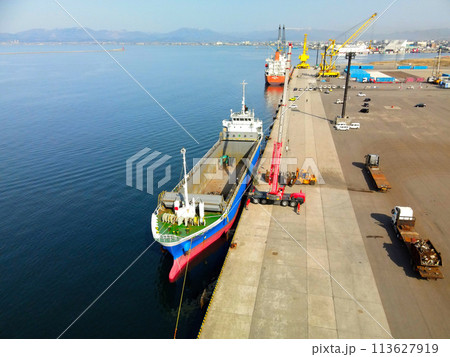 春の北海道函館市函館港港町埠頭で荷役作業中の貨物船の風景を撮影 春の北海道函館市函館港港町埠頭で荷役作業中の貨物船の風景を撮影 113627919
