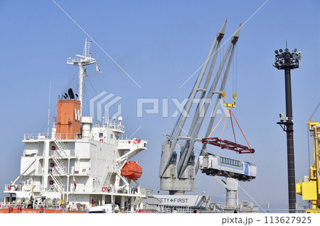春の北海道函館市函館港港町埠頭で荷役作業中の貨物船の風景を撮影 春の北海道函館市函館港港町埠頭で荷役作業中の貨物船の風景を撮影 113627925