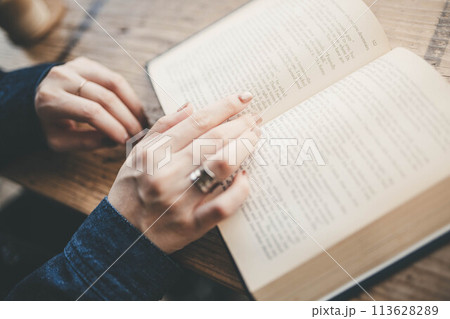 カフェで読書している人の手元 カフェで読書している人の手元 113628289