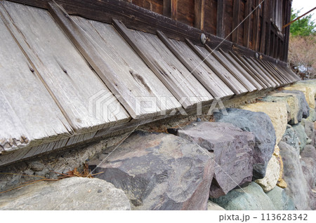 丸岡城の天守と天守台の境目 丸岡城の天守と天守台の境目 113628342