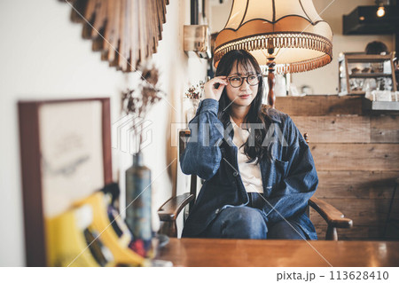 アンティークなカフェで座っている女性 113628410