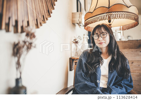 アンティークなカフェで座っている女性 アンティークなカフェで座っている女性 113628414