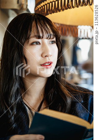 アンティークなカフェで本を読む女性 アンティークなカフェで本を読む女性 113628526