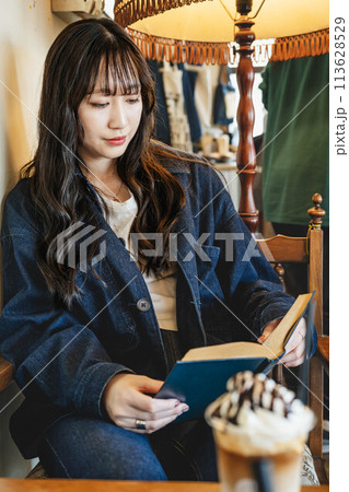 アンティークなカフェで本を読む女性 113628529