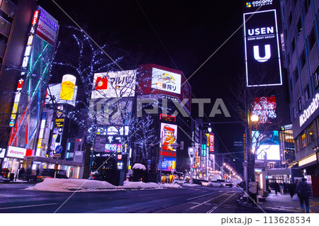 冬の北海道札幌市の札幌駅前通り、すすきの交差点のイルミネーションと夜景 113628534
