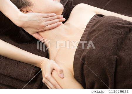 女性は首のマッサージを受けている。 113629621