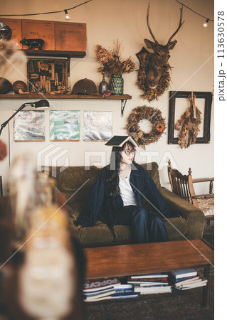 アンティークなカフェで読書をする女性 113630578