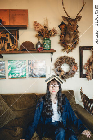 アンティークなカフェで読書をする女性 113630580