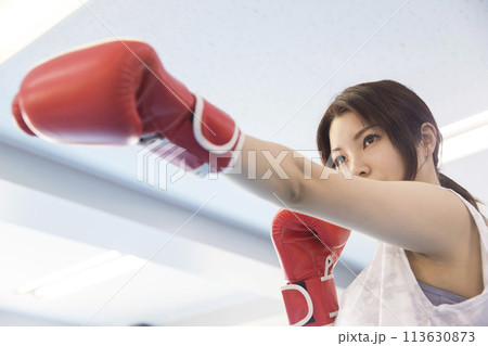 ボクシングをする若い女性 ボクシングをする若い女性 113630873