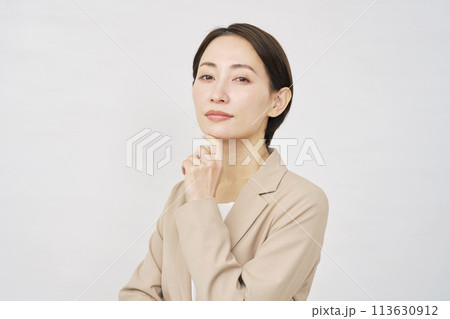 ビジネスウーマンのポートレート　　白背景 113630912