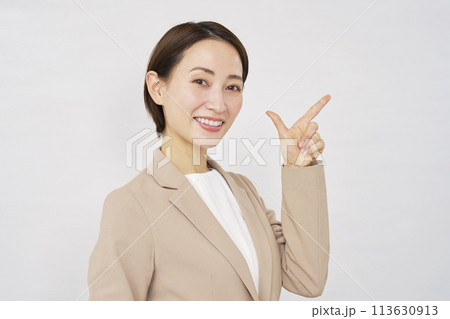 チェックサインをするビジネスウーマン　白背景 113630913