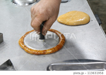 タルゴナ（＝カルメ焼き）を焼く様子（韓国） 113631958