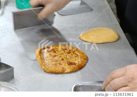 タルゴナ(=カルメ焼き)を焼く様子(韓国) タルゴナ(=カルメ焼き)を焼く様子(韓国) 113631961