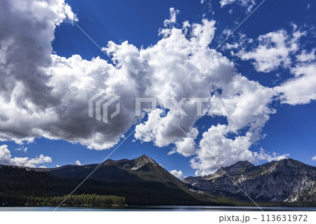 USA, Idaho, Stanley, White clouds over Pettit Lake in Sawtooth Mountains 113631972