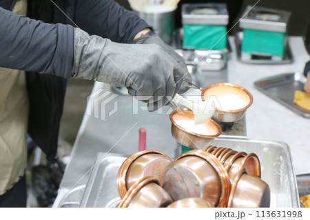 タルゴナ（＝カルメ焼き）を作る（韓国） 113631998