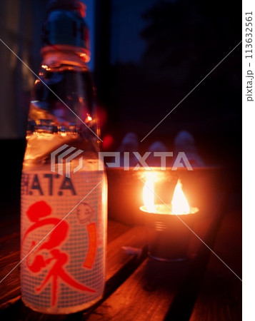 一夏の夜にキャンドルで照らされるラムネ 113632561