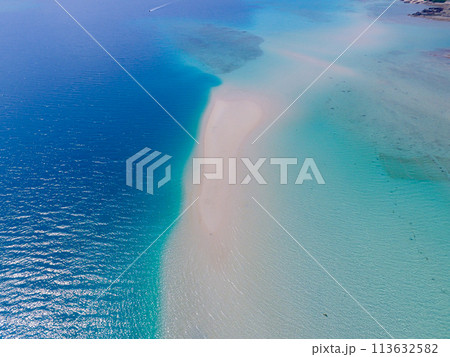 奄美大島 かくれ浜 空撮 (人物削除) 奄美大島 かくれ浜 空撮 (人物削除) 113632582