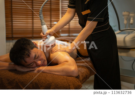 メンズエステでキャビテーションによる痩身エステをする男性（ダイエット・脂肪分解） 113632736