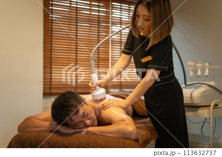 メンズエステでキャビテーションによる痩身エステをする男性（ダイエット・脂肪分解） 113632737