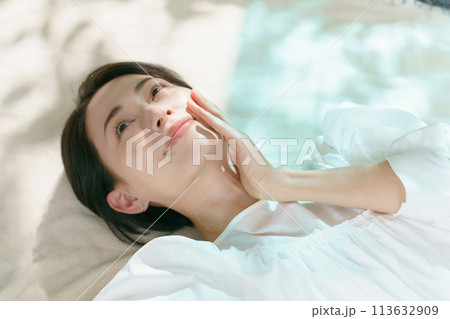 横になってくつろぐ女性 113632909