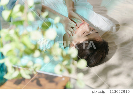 横になってくつろぐ女性 113632910