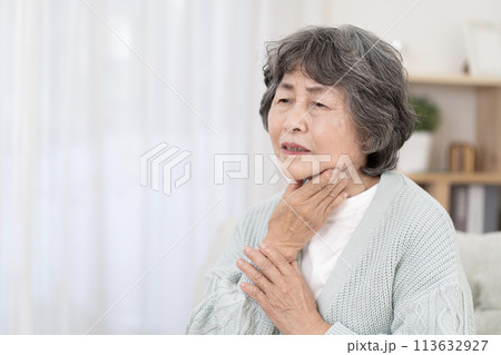 喉が痛いシニア女性 113632927