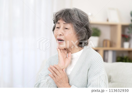 喉が痛いシニア女性 113632930