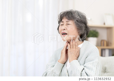 喉が痛いシニア女性 喉が痛いシニア女性 113632932