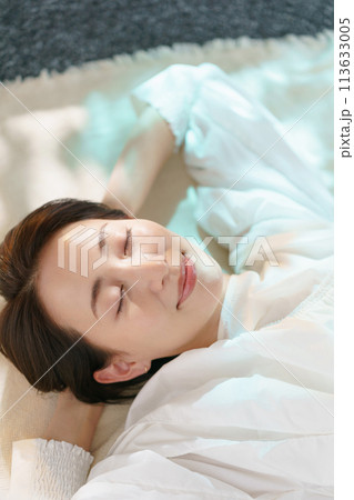 ベッドで眠る女性 113633005