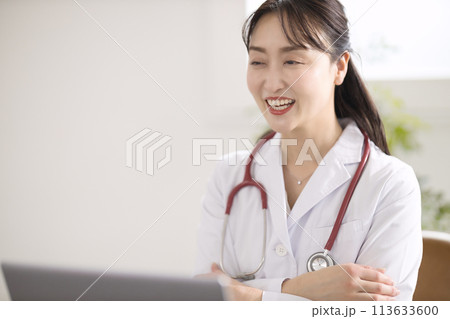 診察をする女性医師 113633600