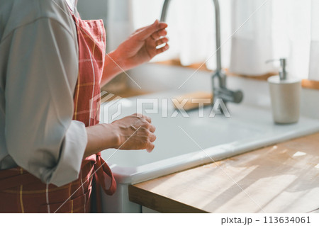 a forty-something woman 113634061