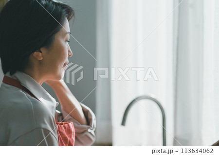 a forty-something woman 113634062