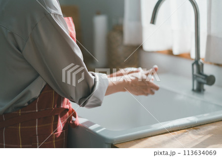 a forty-something woman 113634069