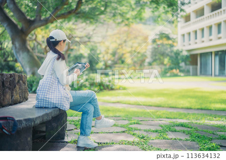 緑豊かなアメリカの大学のキャンパスで学ぶ学生 緑豊かなアメリカの大学のキャンパスで学ぶ学生 113634132