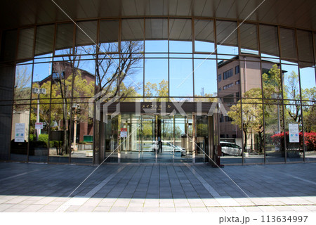 箕面市立メイプルホールの正面玄関 箕面市立メイプルホールの正面玄関 113634997
