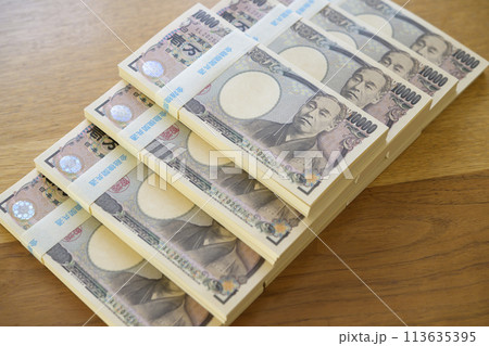 机に置かれた札束 113635395