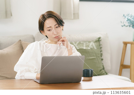 テレワークで悩む女性 テレワークで悩む女性 113635601