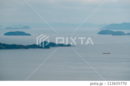 静かな海に浮かぶ島々と航行する船 静かな海に浮かぶ島々と航行する船 113635770