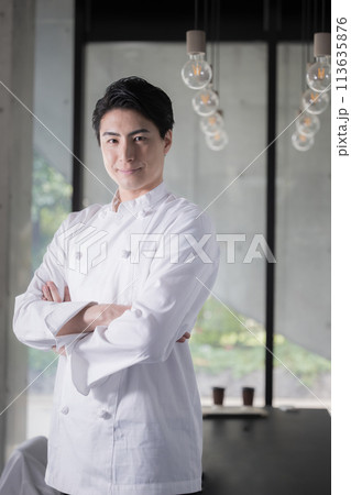コックコートを着たシェフや飲食業で働く男性のイメージ　腕を組む　転職や採用にも 113635876