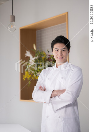 コックコートを着たシェフや飲食業で働く男性のイメージ 腕を組む 転職や採用にも コックコートを着たシェフや飲食業で働く男性のイメージ 腕を組む 転職や採用にも 113635888