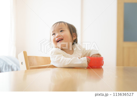 おやつを食べる赤ちゃん おやつを食べる赤ちゃん 113636527