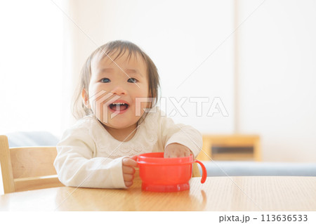 おやつを食べる赤ちゃん おやつを食べる赤ちゃん 113636533