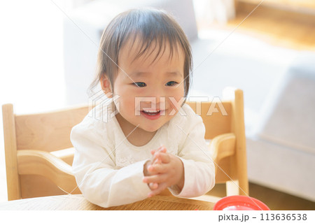おやつを食べる赤ちゃん おやつを食べる赤ちゃん 113636538