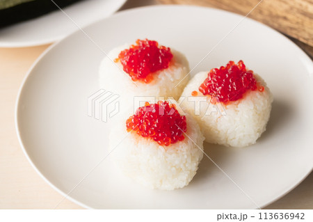 夏の行楽弁当で塩味がおいしく感じるすじこのおにぎり 113636942