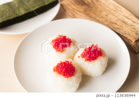 夏の行楽弁当で塩味がおいしく感じるすじこのおにぎり 113636944