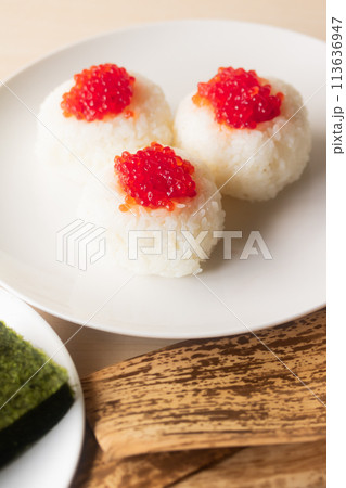夏の行楽弁当で塩味がおいしく感じるすじこのおにぎり 夏の行楽弁当で塩味がおいしく感じるすじこのおにぎり 113636947